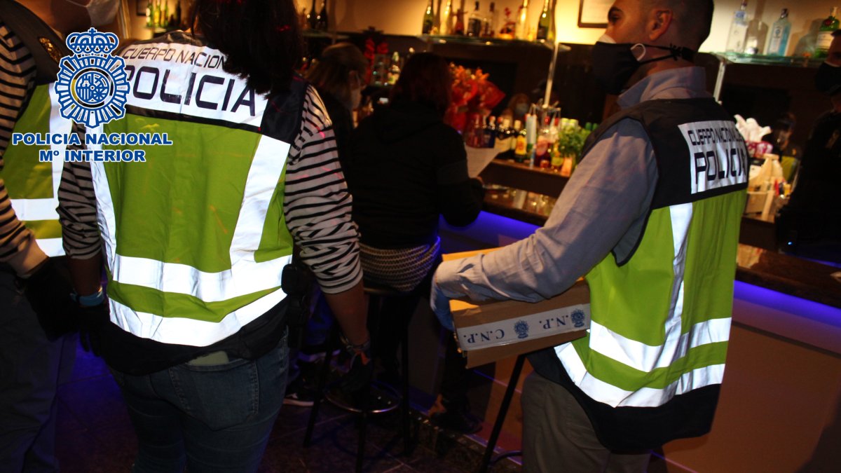 Inspecciones en 43 clubs de alterne, donde había 25 mujeres obligadas a ejercer la prostitución.