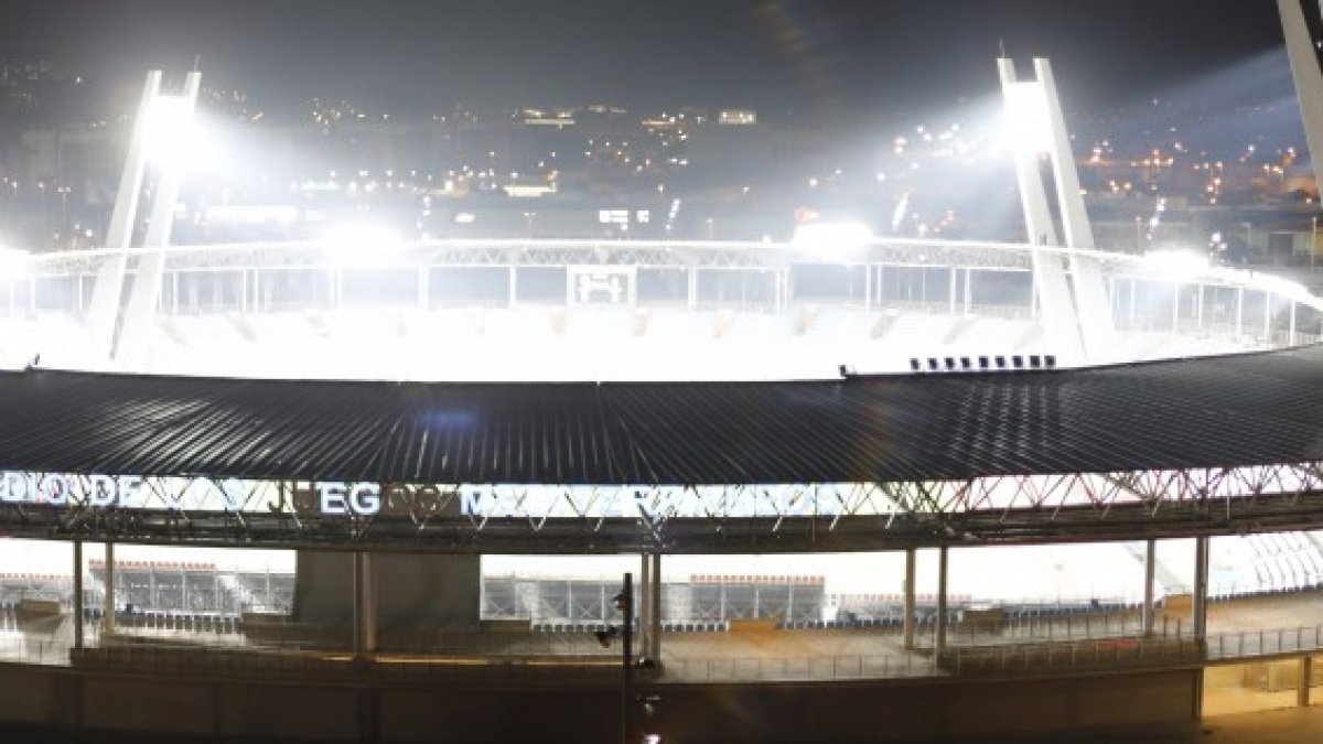 El Estadio Mediterráneo luciendo su iluminación.