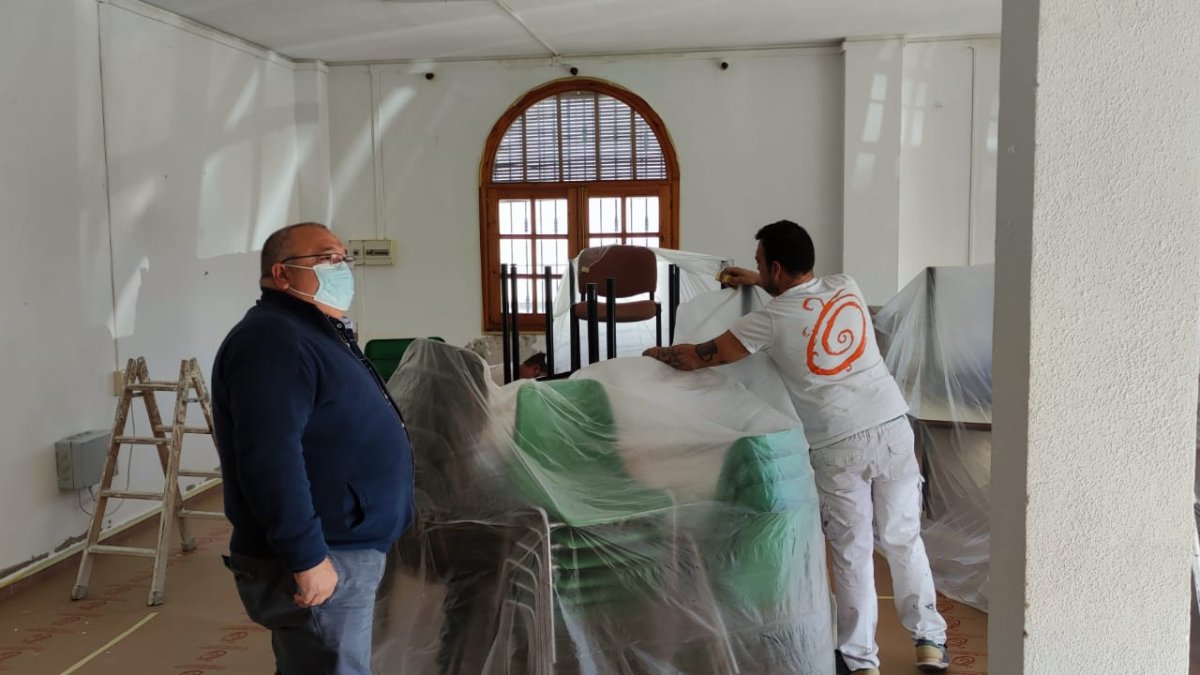 Imagen de las labores de mejoras en el salón social de Goñar