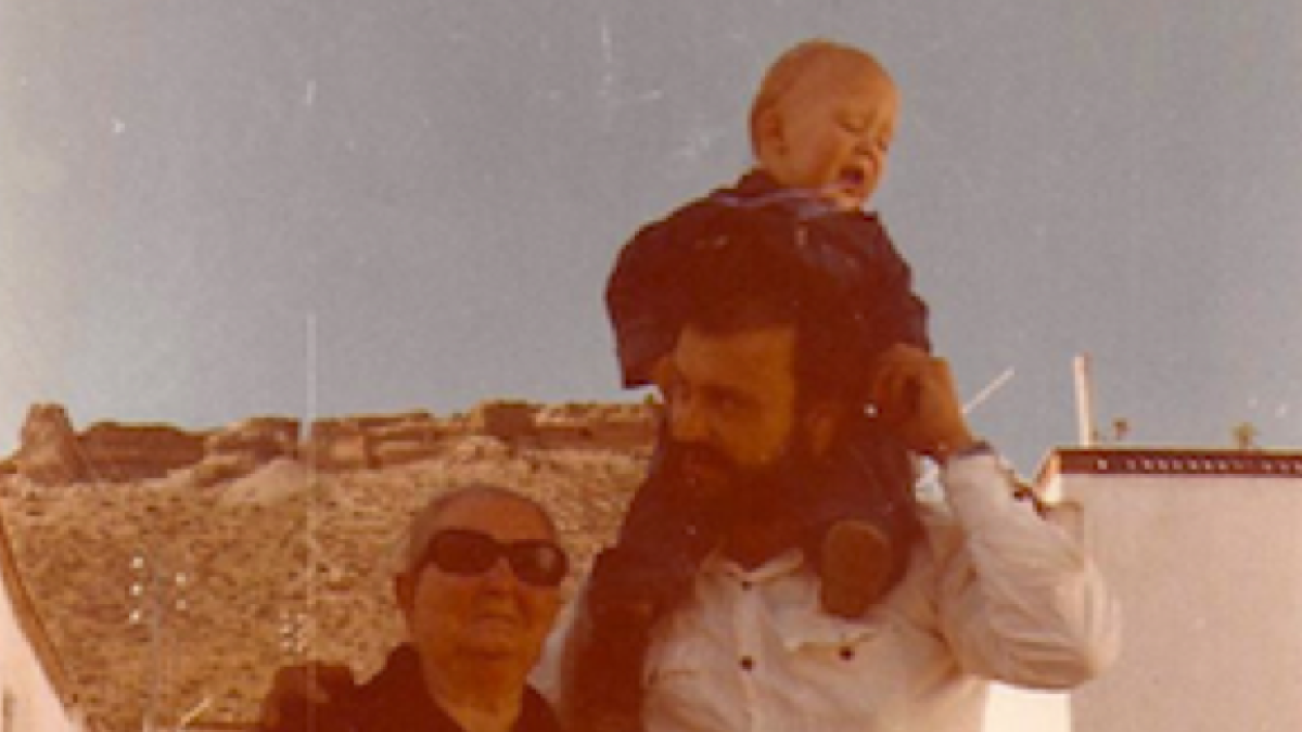 Con mi tía Matilde y mi hijo Erik, junto a las camarillas, al pie del castillo de Tabernas