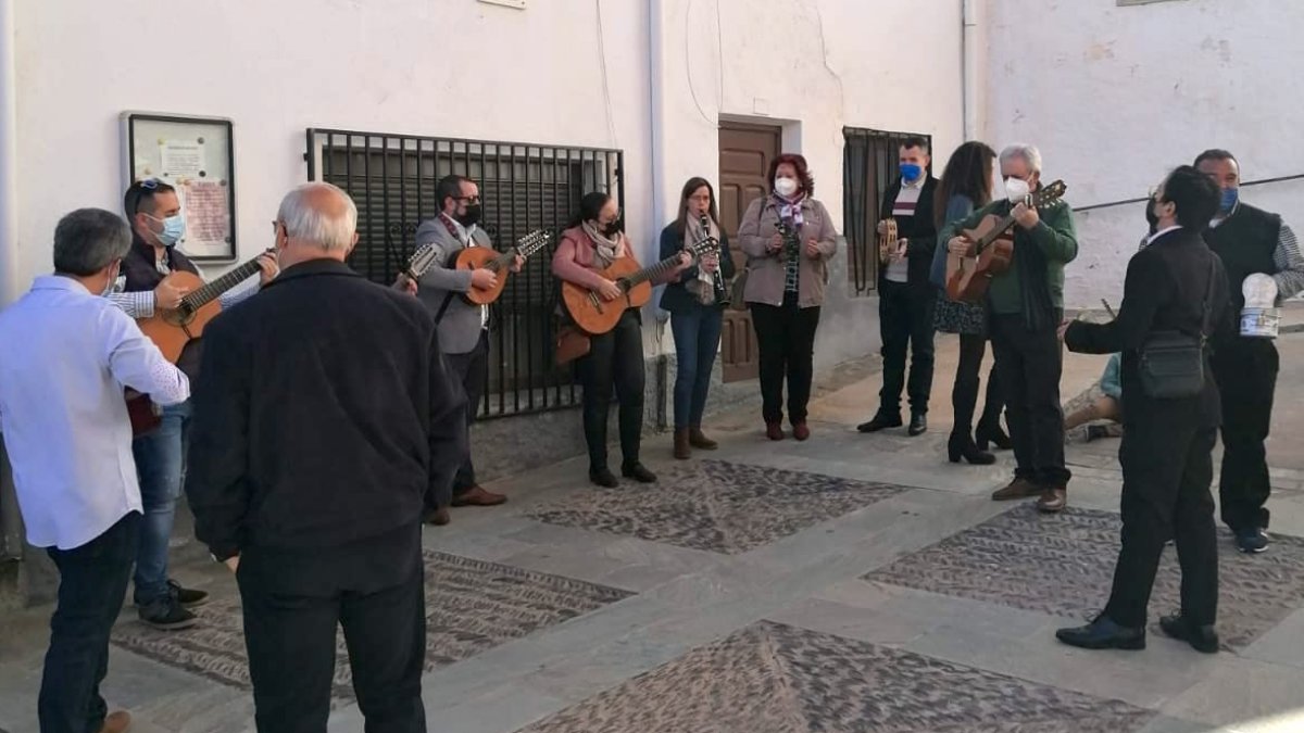 La cuadrilla de músicos en su recorrido por las calles de Abla.
