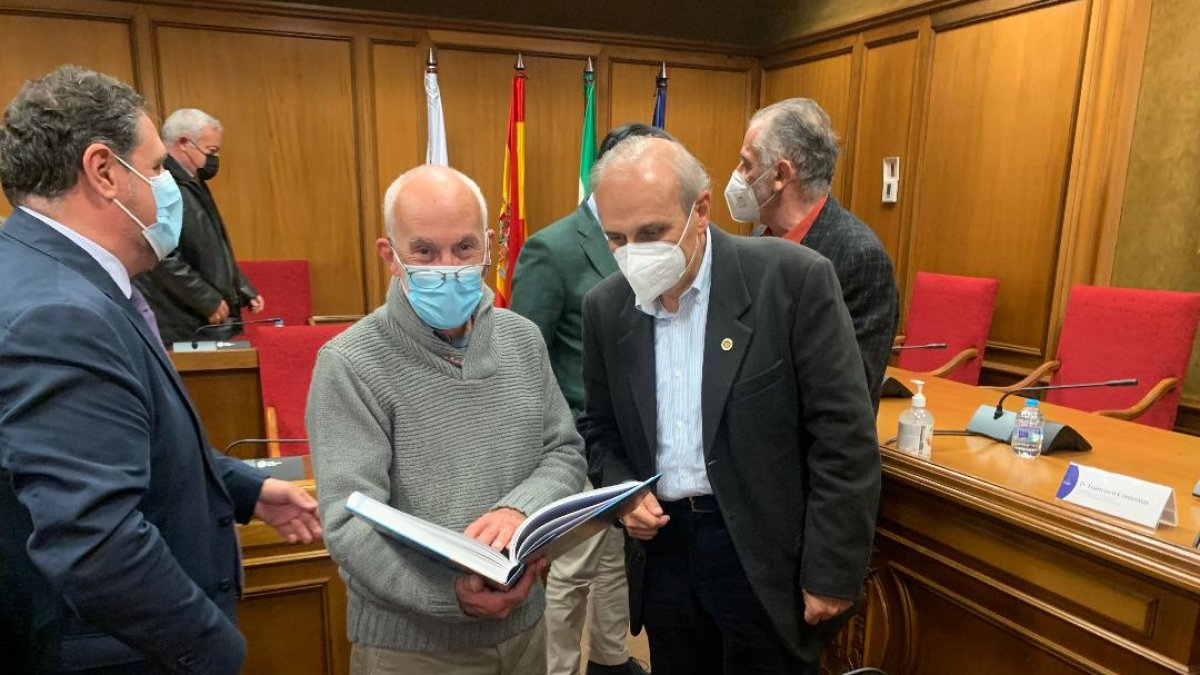 Francisco Alonso, director del IEA, Francisco Contreras de la Universidad de Granada y Julián Pablo Díaz.