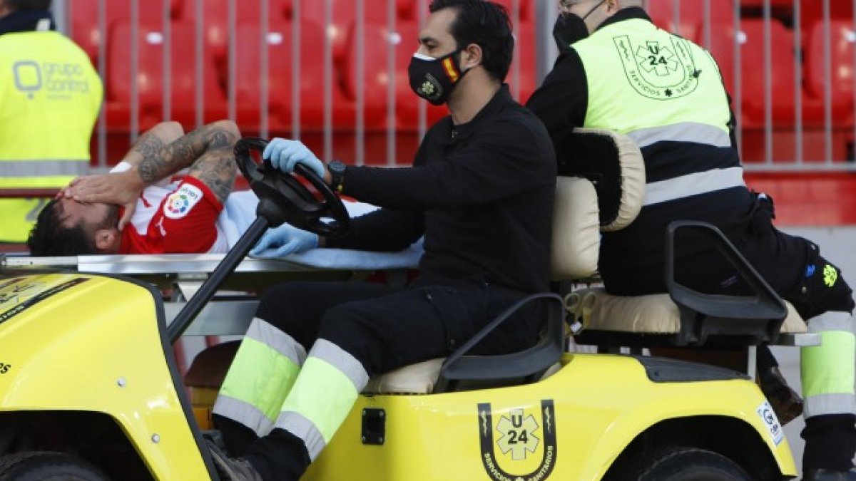 El jugador camino de la sala médica tras la lesión.