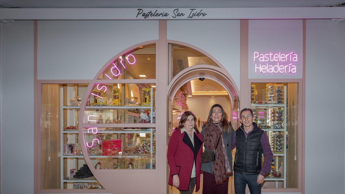 Los propietarios de la Pastelería con Marisa Cuadrado.