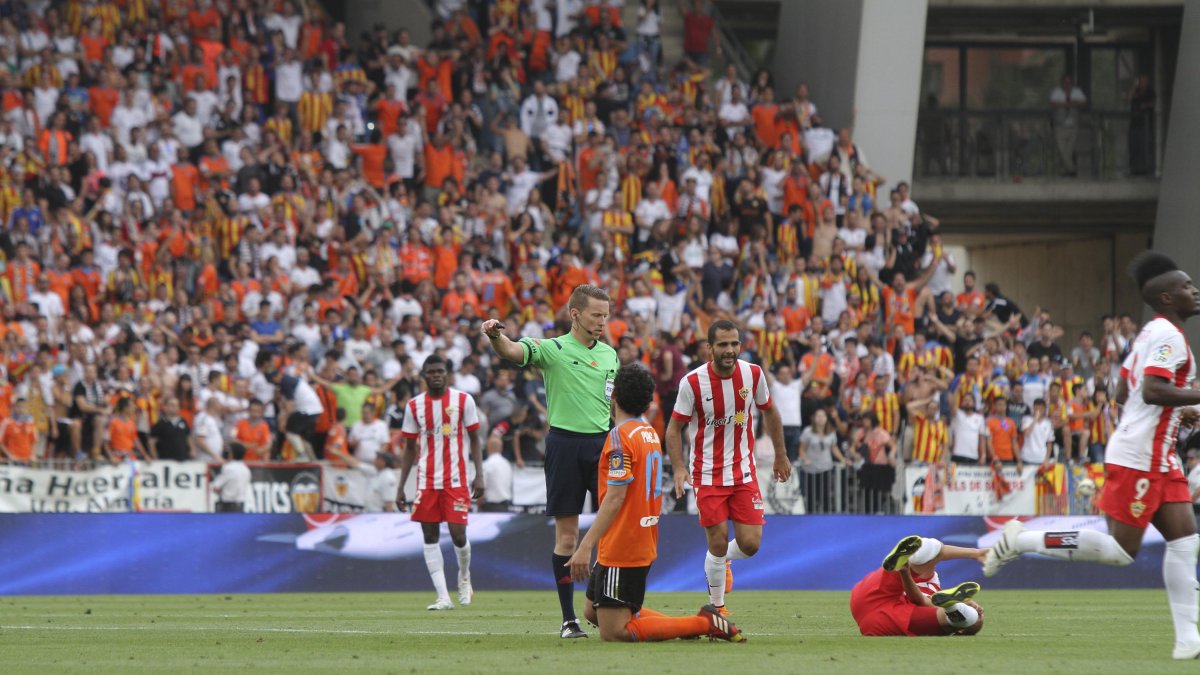 Hernández Hernández en el Almería-Valencia celebrado en 2015.
