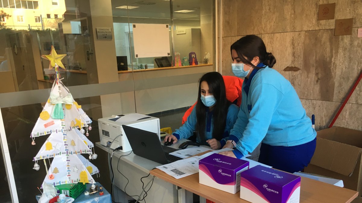 Dos sanitarias en el puesto para la realización de PCR en la Bola Azul al comienzo de la Navidad.