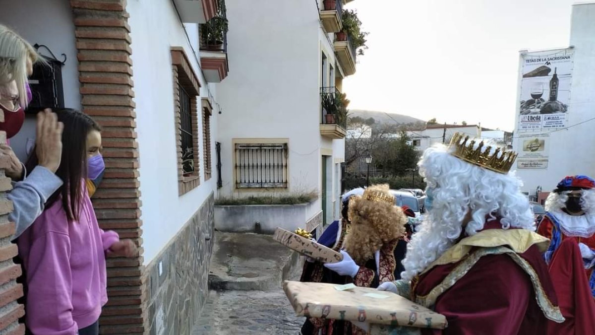 Los Reyes Magos haciendo el puerta a puerta en Fondón.