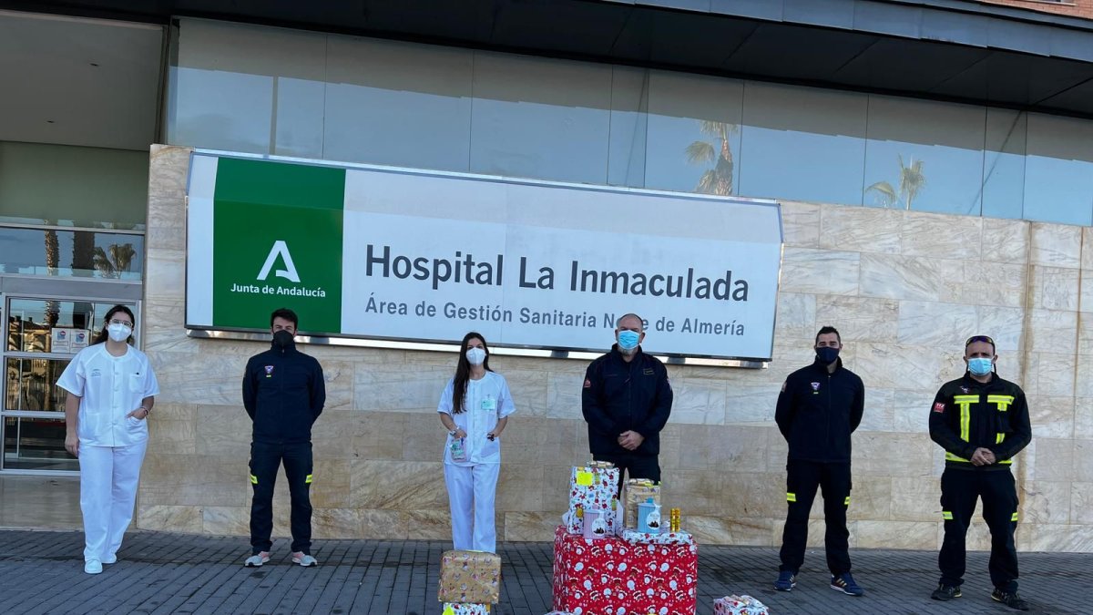 Representantes de bomberos y de personal sanitario.