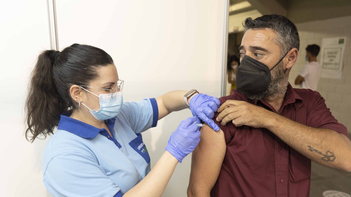 Un joven es vacunado en el Pabellón de los Juegos Mediterráneos de Almería.