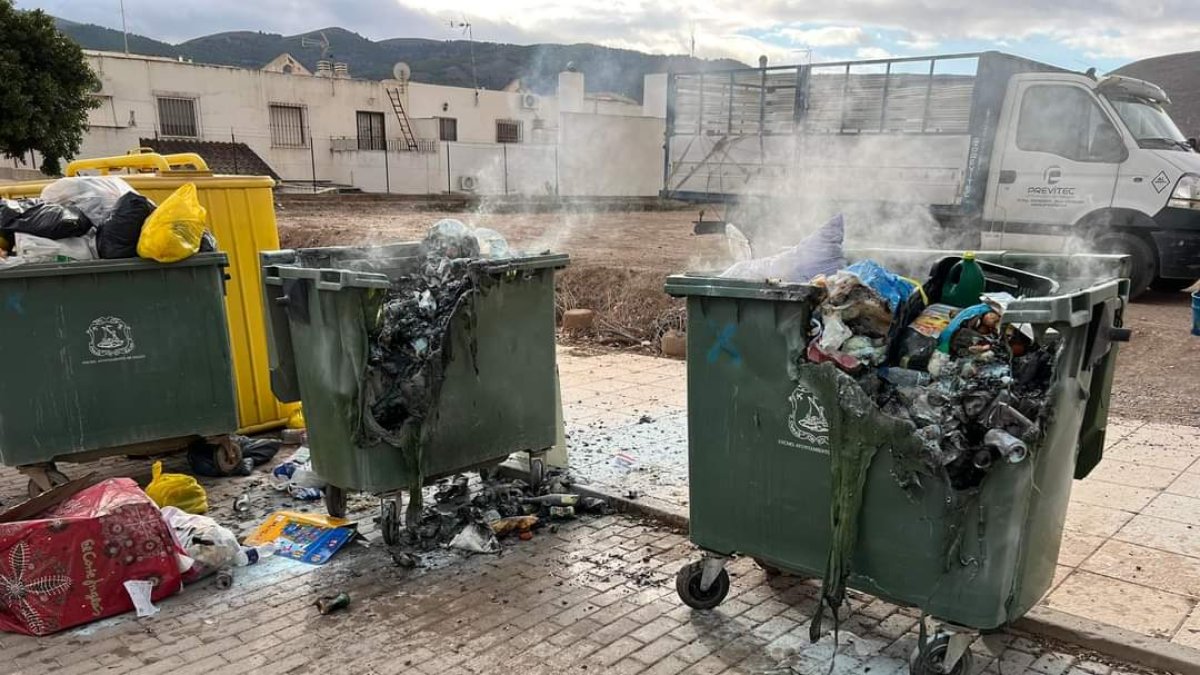 Imagen de los contenedores quemados.