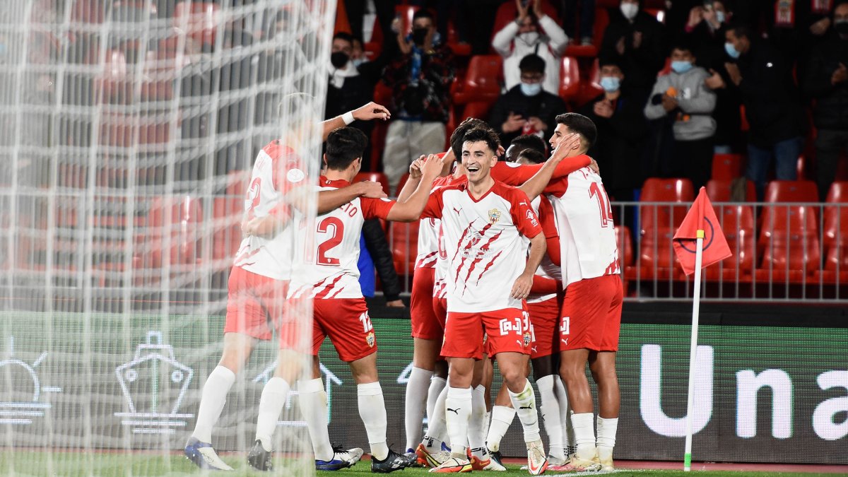 Los jugadores celebrando el gol de Ramazani contra el Elche.
