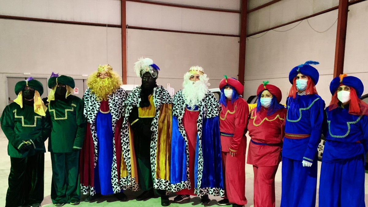 Los tres Reyes Magos de Oriente junto a sus respectivos pajes reales preparados para la Cabalgata 2022.