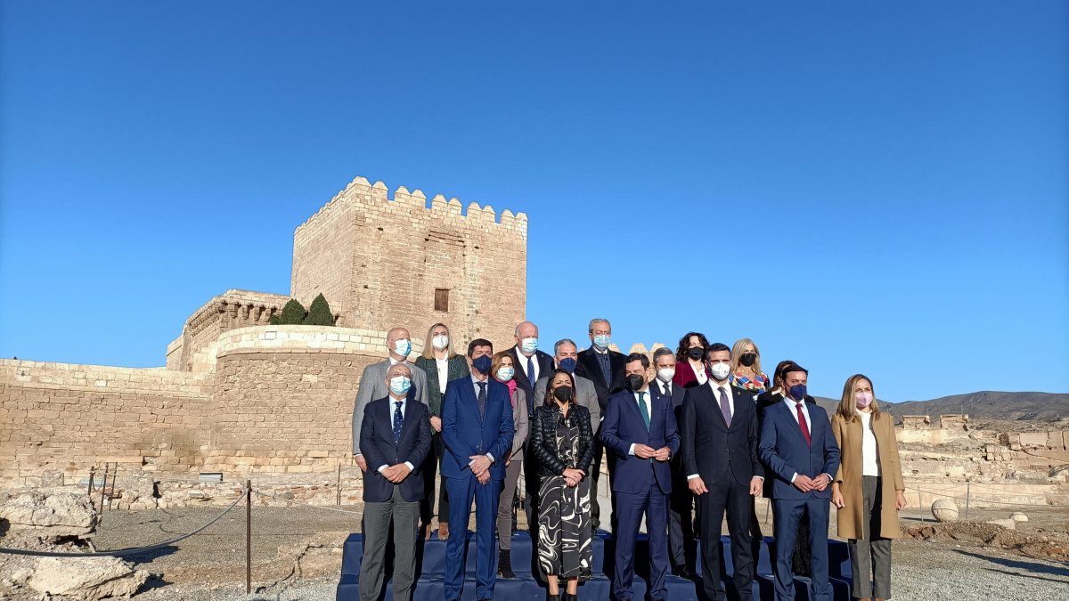 Foto de familia del Gobierno andaluz antes de la reunión en la Alcazaba.