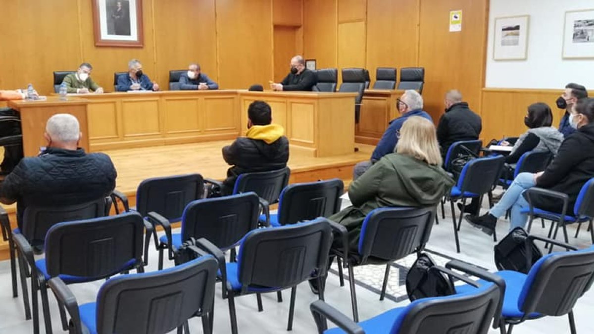 Imagen de la reunión celebrada con motivo de la cancelación de las fiestas de los patrones de Olula del Río