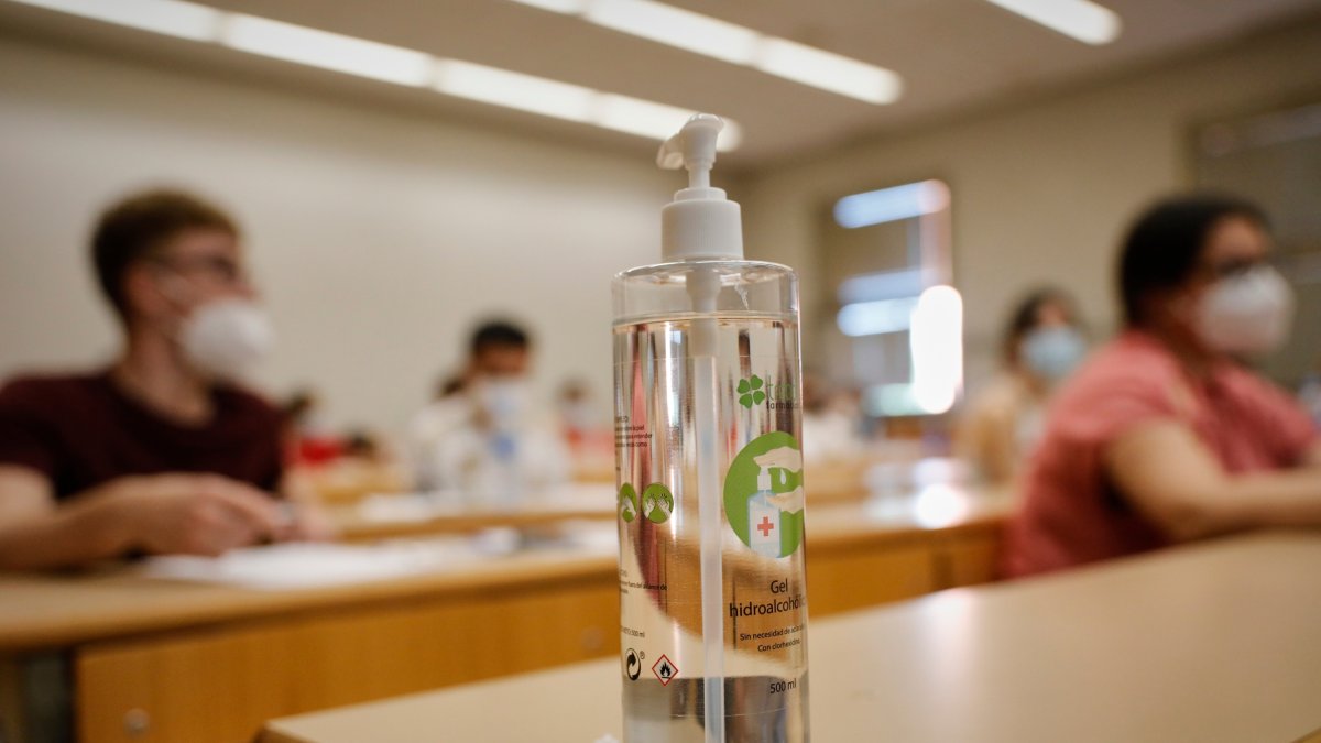 Estudiantes en clase con mascarillas.