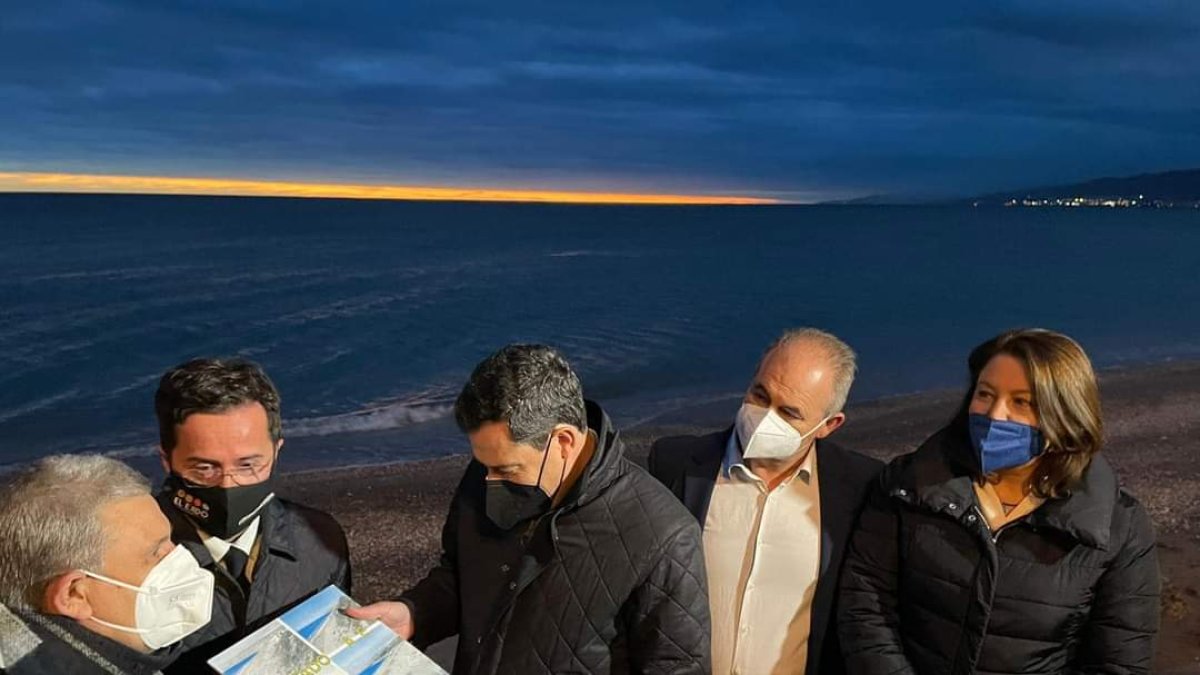 Autoridades políticas durante la visita a Balerma.