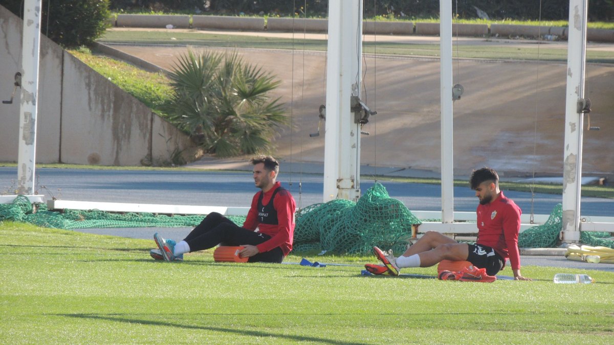 Juan Villar y Arnau Puigmal en la hierba este martes.