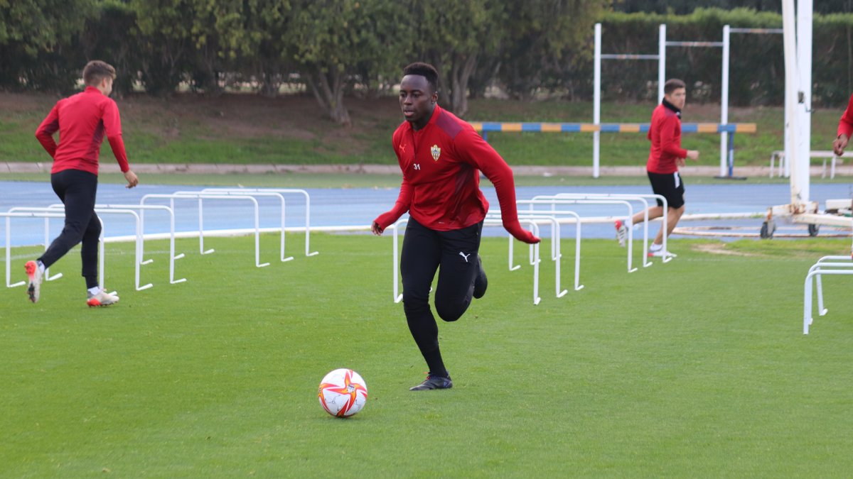 El joven futbolista, de 21 años, en el entrenamiento del Almería.