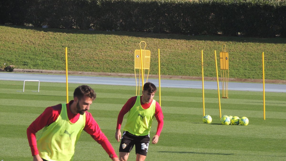El jugador de Tafalla se dispone a golpear la pelota con Centelles a su lado.