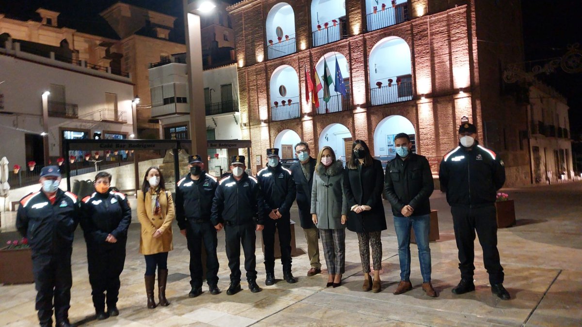 Maribel Sánchez, Almudena Morales y Jacobo Acosta con la Protección Civil de Laujar de Andarax.