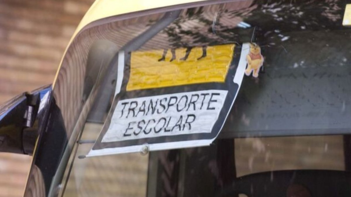 Parte frontal de un autobús escolar.