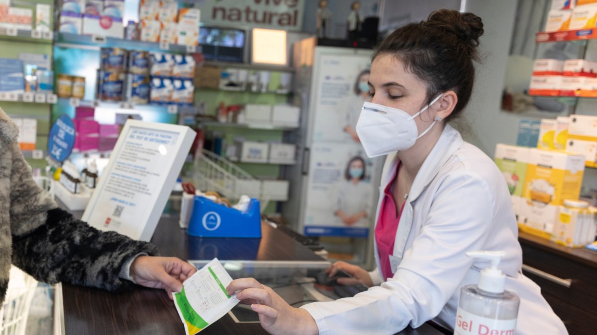 Una farmacéutica dispensa un test de antígenos.
