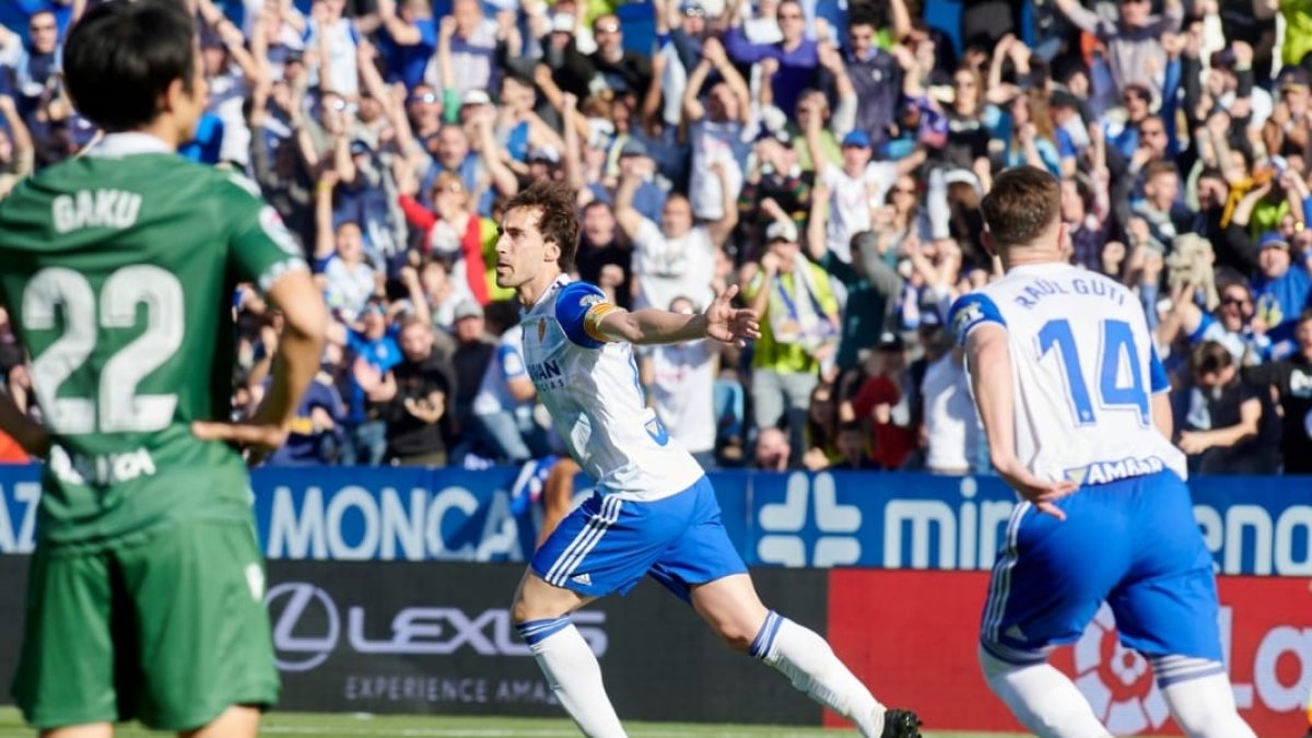 Eguaras celebra un gol con el Zaragoza.