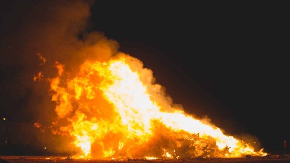 Imagen de archivo de una hoguera de San Antón.