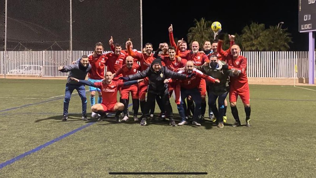 Los campeones celebrando la victoria.