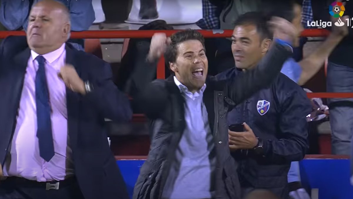 Rubi celebrando el ascenso con el Huesca en el Anxo Carro, en Lugo.