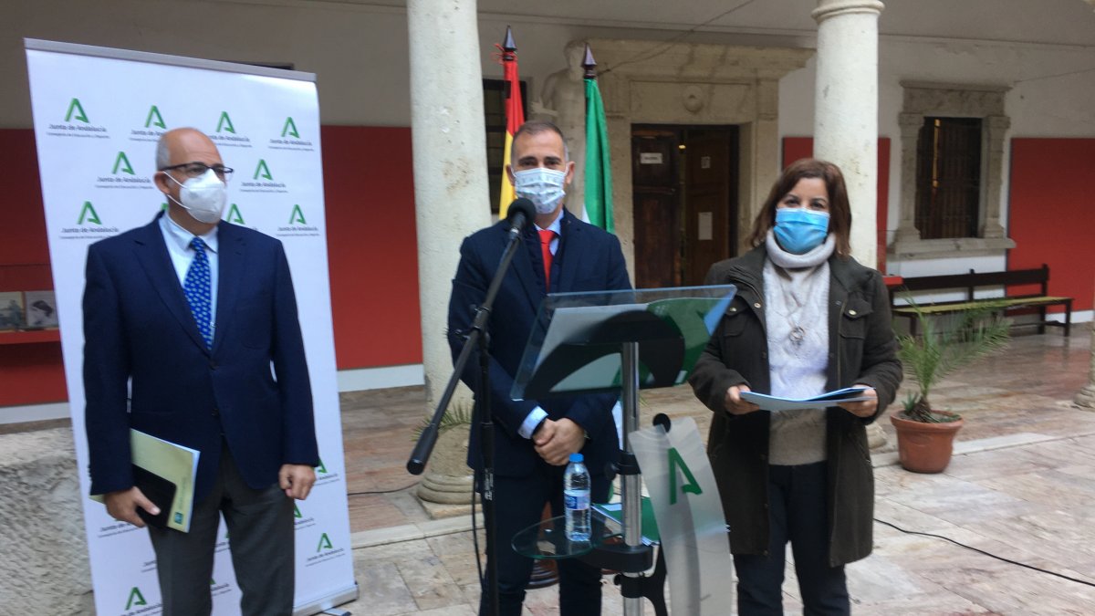 En el centro, el delegado de Educación, Antonio Jiménez.