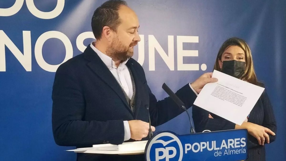 Ramón Herrera y María del Mar López en la sede del PP de Almería.