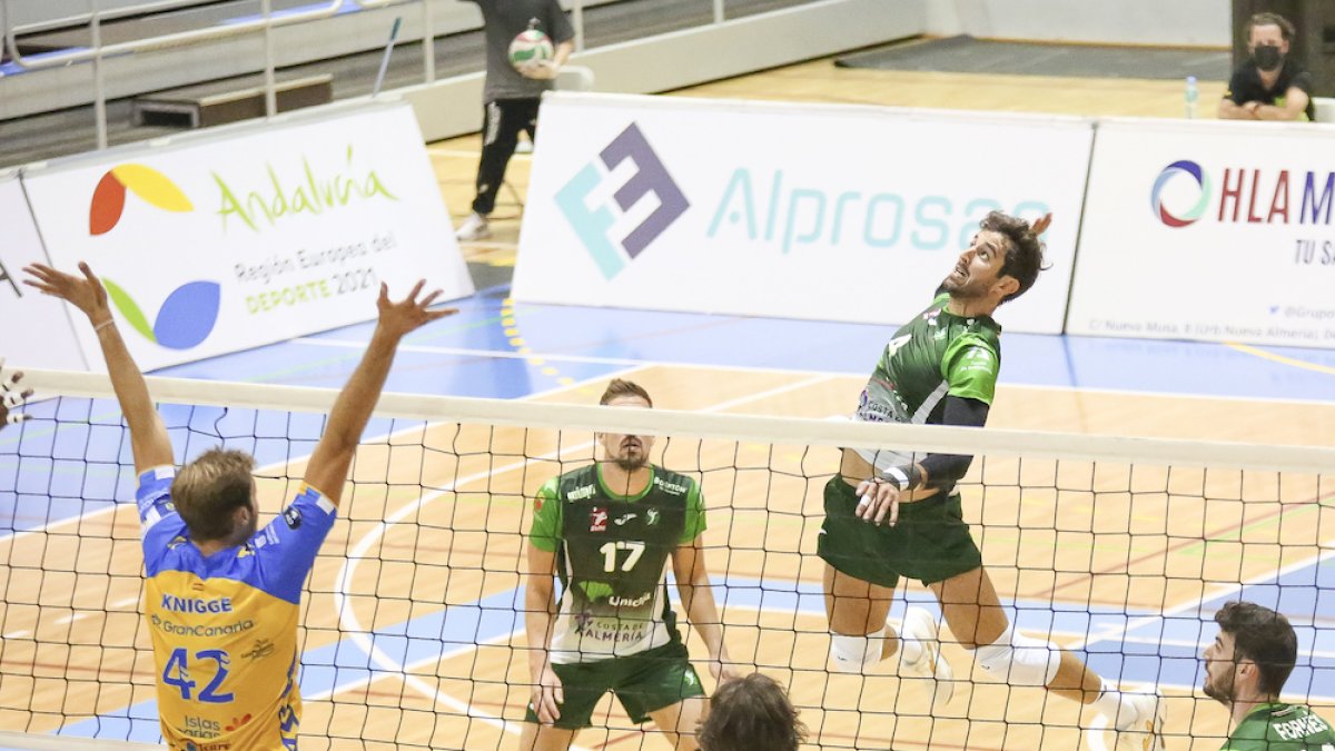 Juanmi González volando en la pista del Moisés Ruiz.