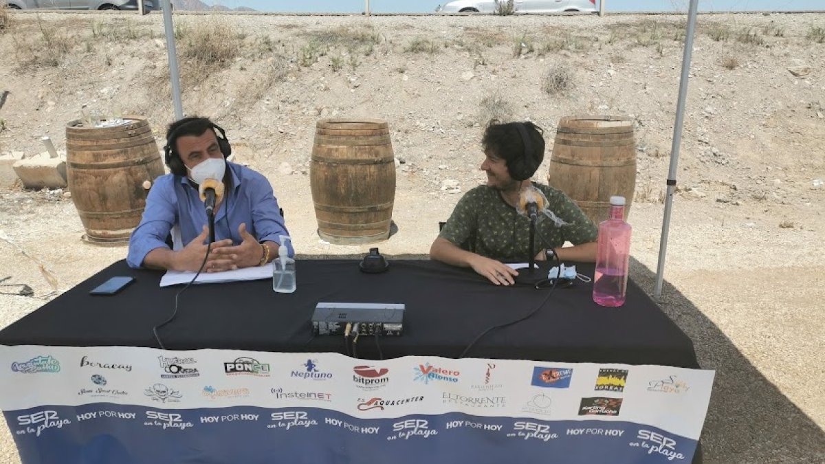 El concejal de Urbanismo (izquierda) durante una entrevista en la SER.