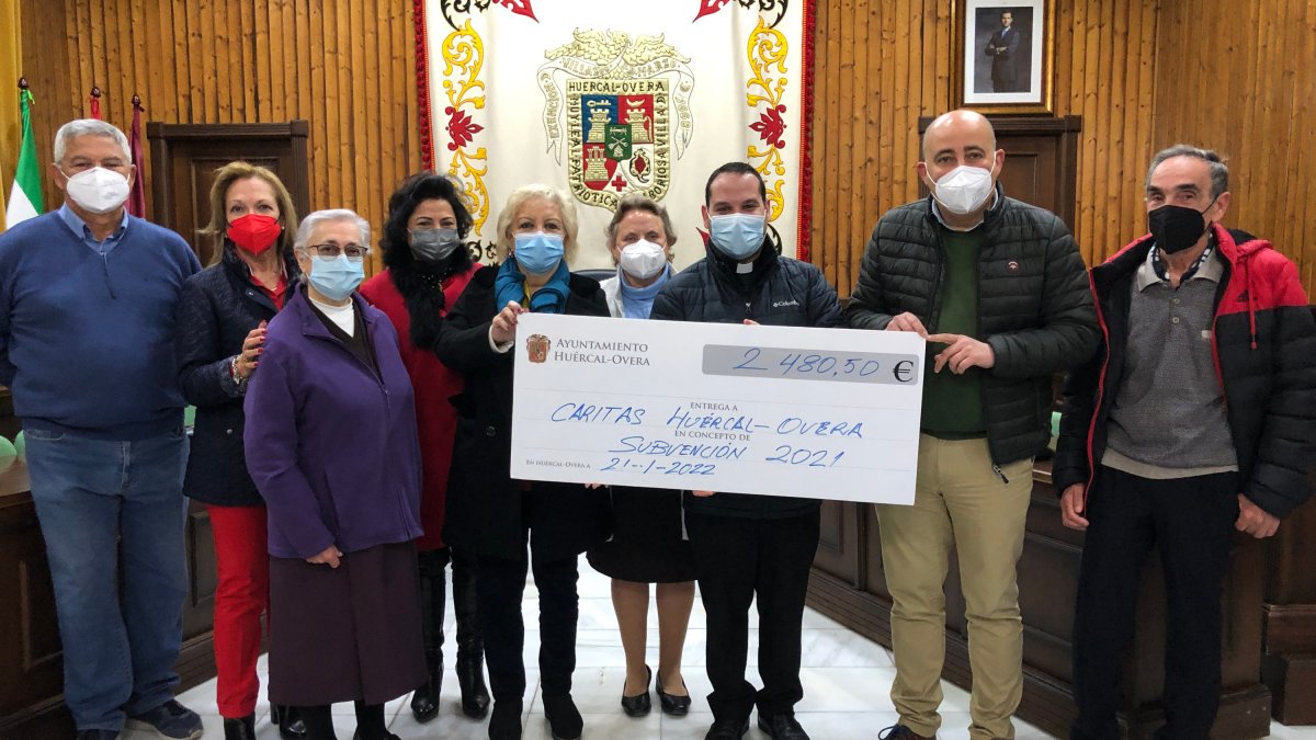 Entrega de la subvención del Ayuntamiento a Cáritas.