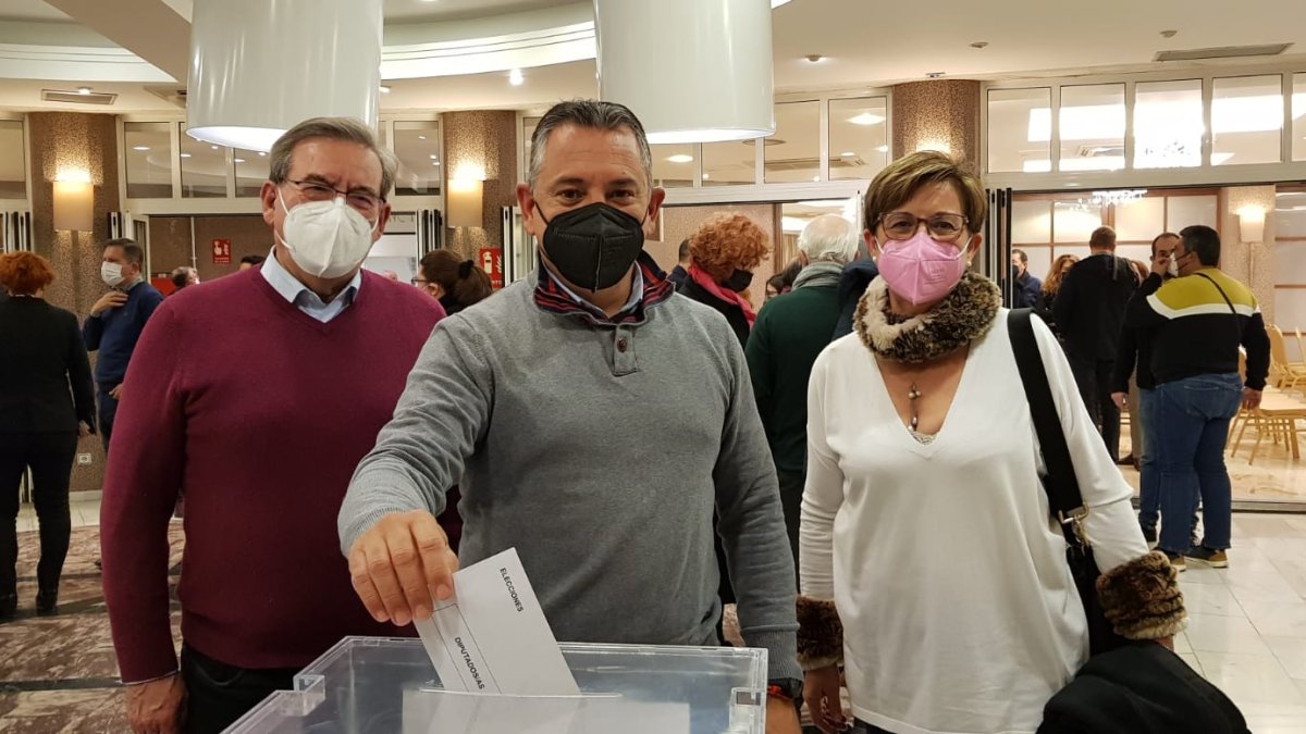 Indalecio Gutiérrez, votando, junto a Fernando Martínez y Adriana Valverde.