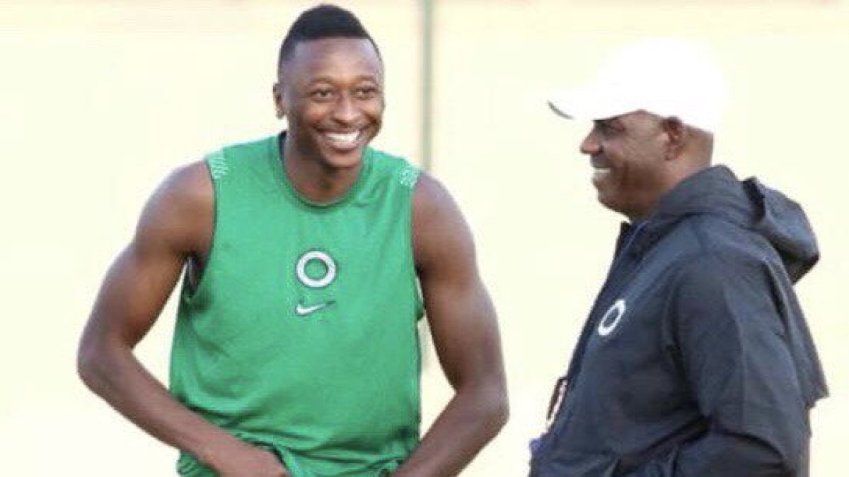 Sadiq con el seleccionador de Nigeria.