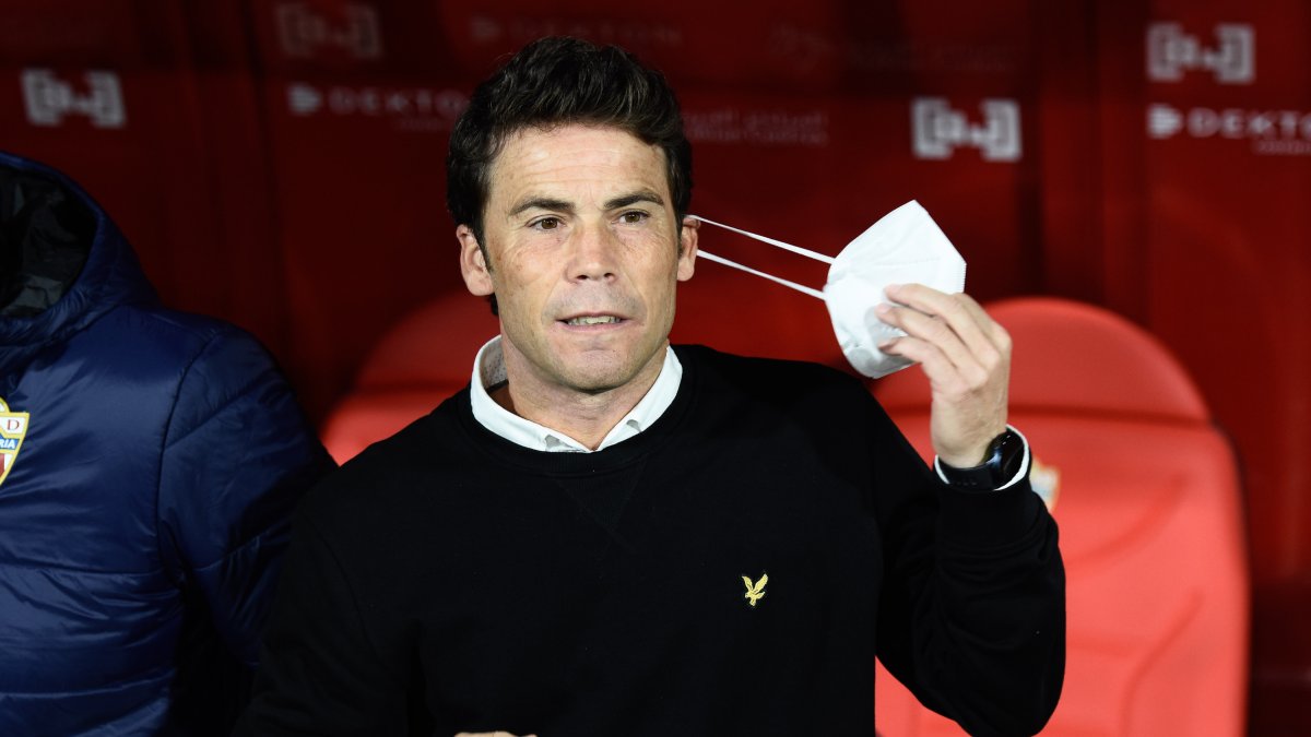 El entrenador se quita la mascarilla en el banquillo el lunes por la noche.