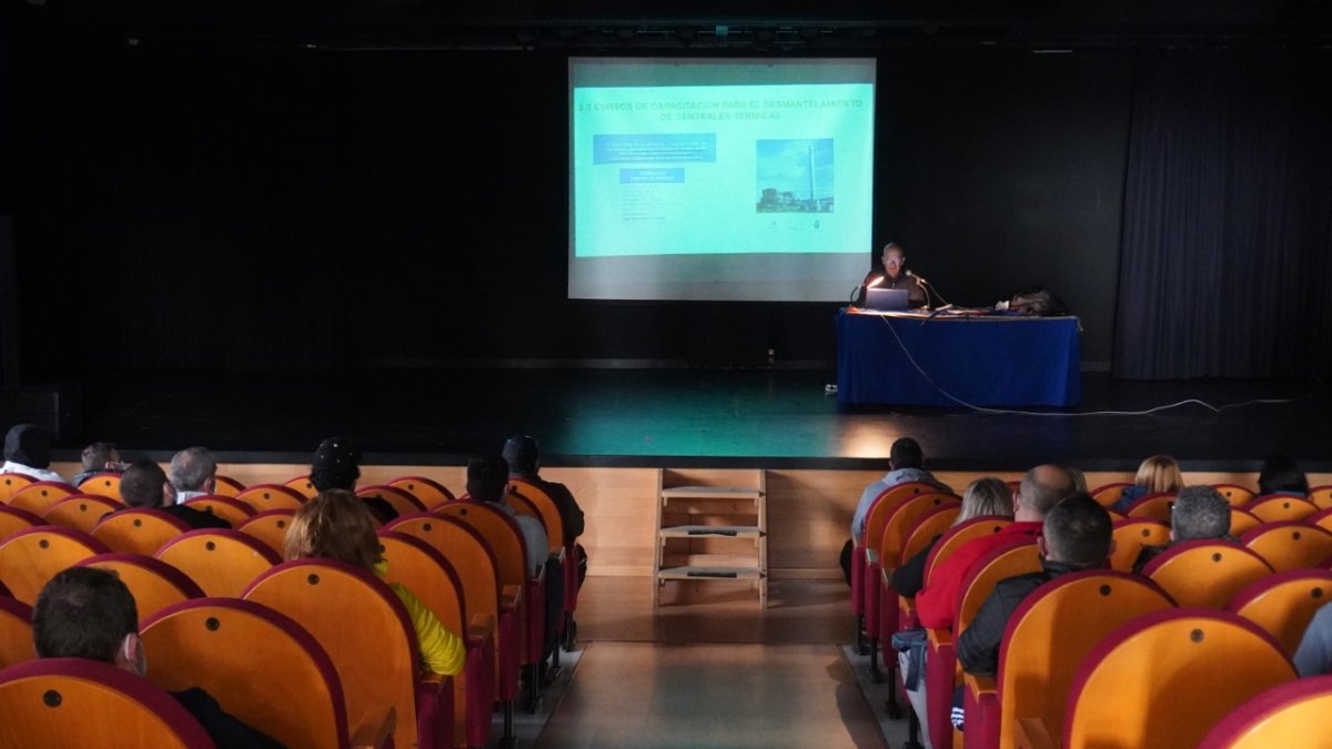 Imagen de la primera sesión informativa sobre los cursos formativos por el cierre de la central