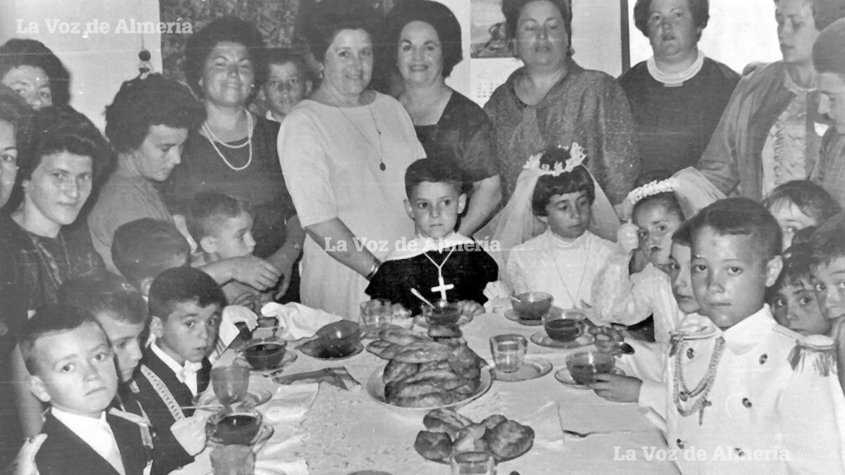 Niños de la escuela de don Manuel el día de la Primera Comunión, cuando la ceremonia terminaba con una taza de chocolate y bollos.