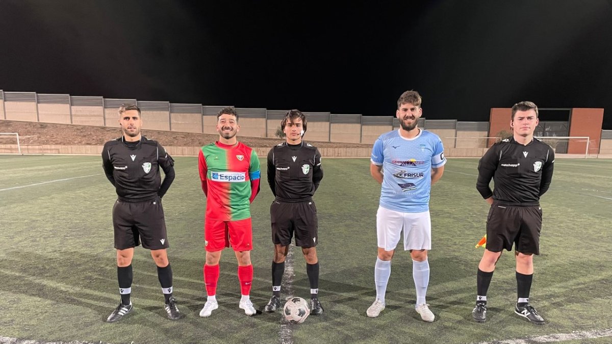 Los capitanes y los colegiados antes del encuentro.