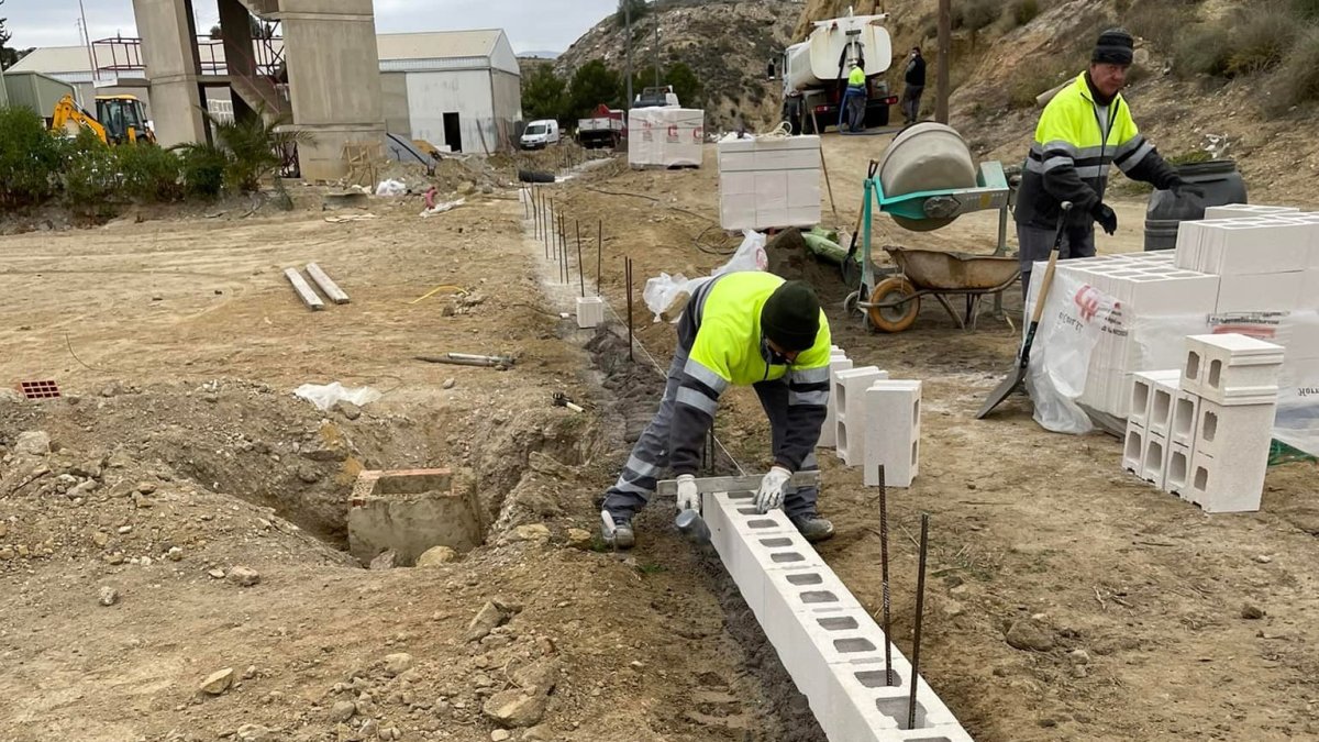 Imagen de la labor de construcción de una valla en el Parque de Bomberos de Albox