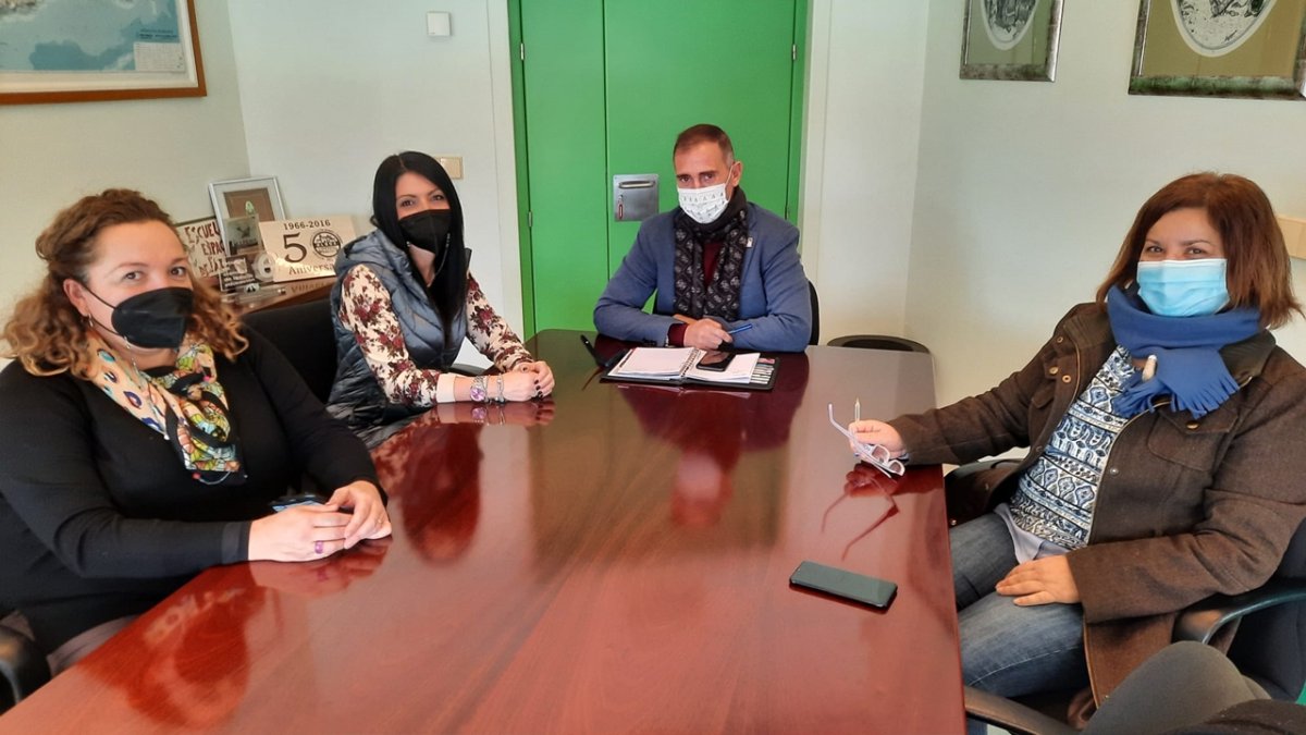 El Ayuntamiento de Huércal de Almería y la Delegación de Educación de la Junta mantuvieron este jueves una reunión.