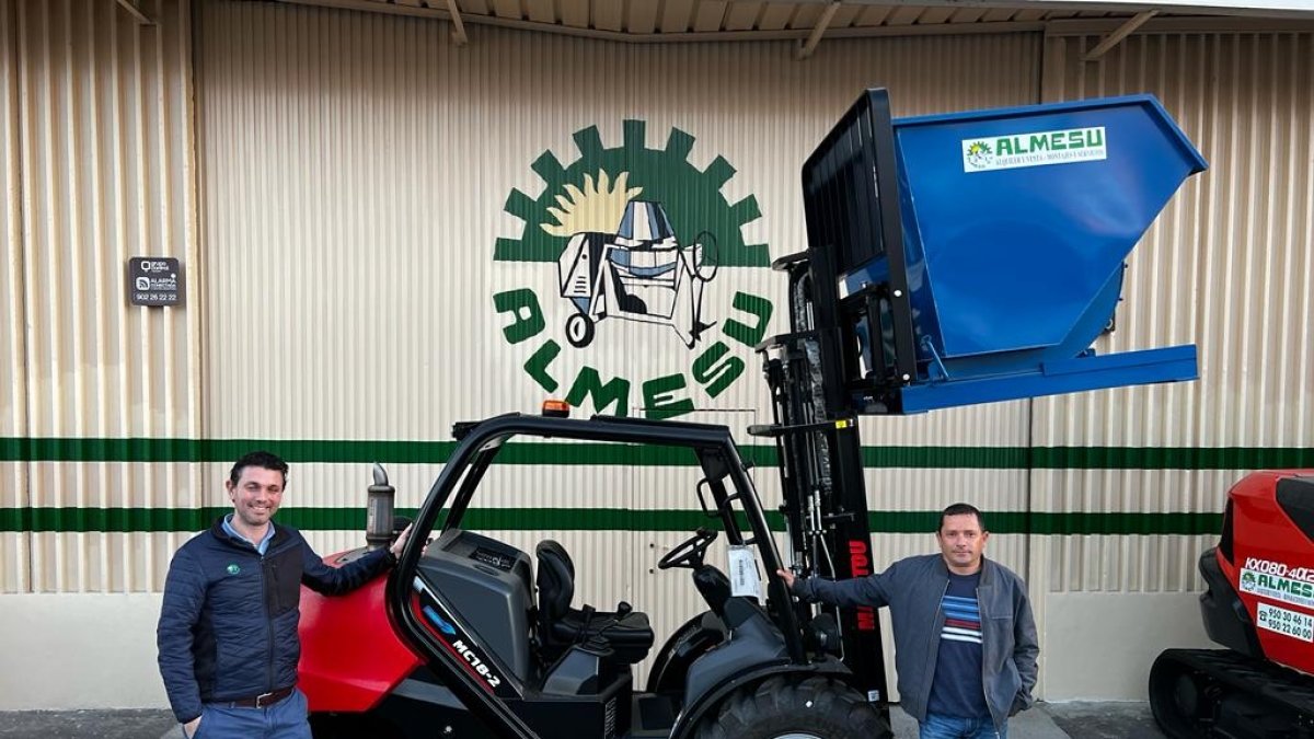 Manuel Castillo y Leo Zapata con la carretilla MC 18-2.