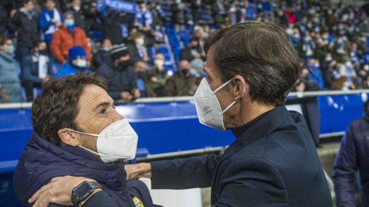 Rubi saluda al ‘Cuco’ Ziganda en la previa del partido en el Carlos Tartiere.