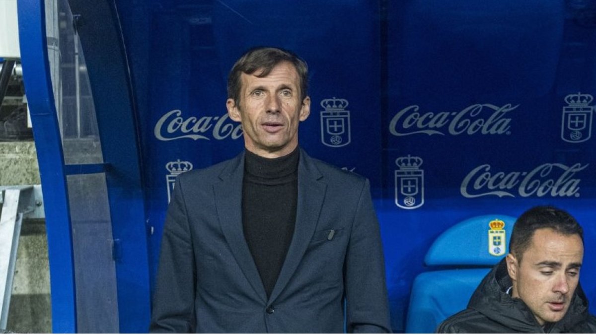 Ziganda concentrado en el banquillo del Tartiere.