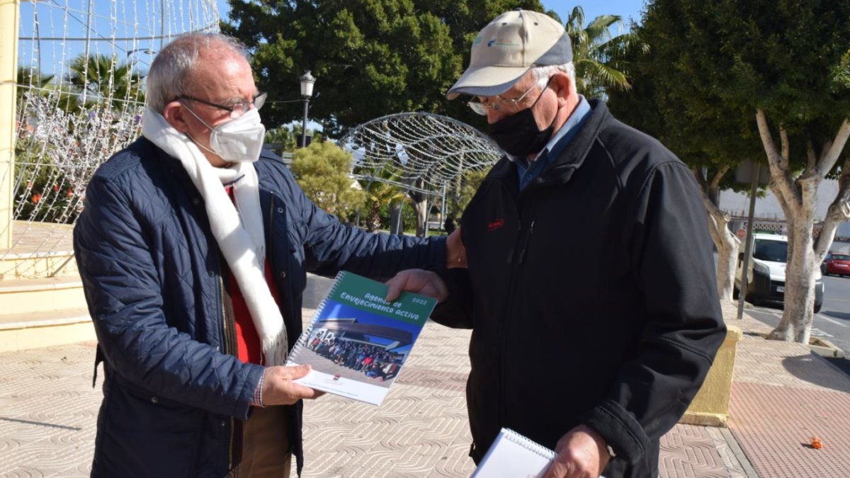 El alcalde de Vícar reparte las agendas.