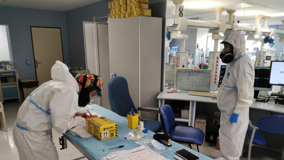 Dos sanitarios en el área de UCI en Torrecárdenas.