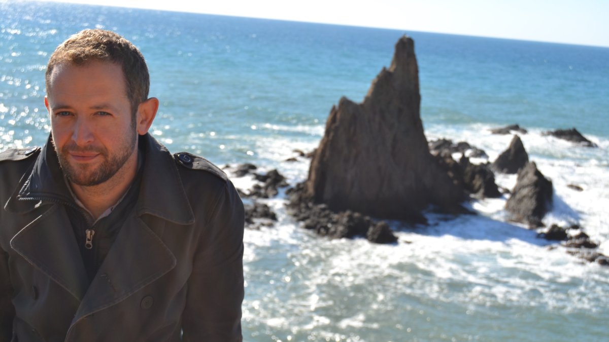 José Miguel Gómez Acosta, el autor de ‘El supuesto mellizo’, en el Arrecife de las Sirenas. Foto: Fran Gavilán