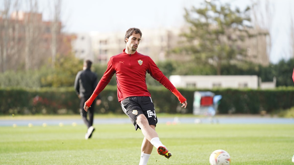 Íñigo Eguaras cambió Zaragoza por Almería para conseguir el ascenso.